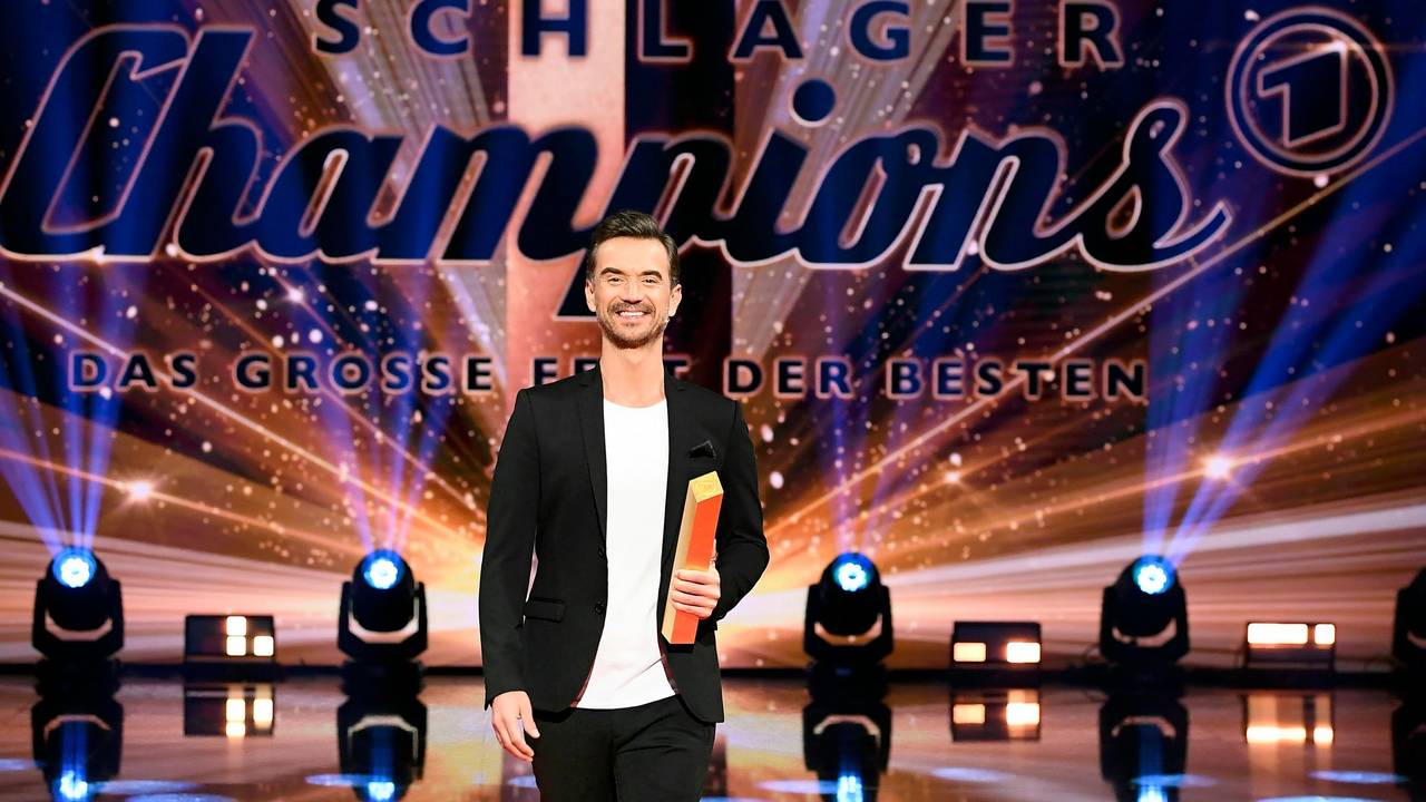Das Foto zeigt Moderator Florian Silbereisen in der Kulisse der ARD-Show „Schlagerchampions“.
