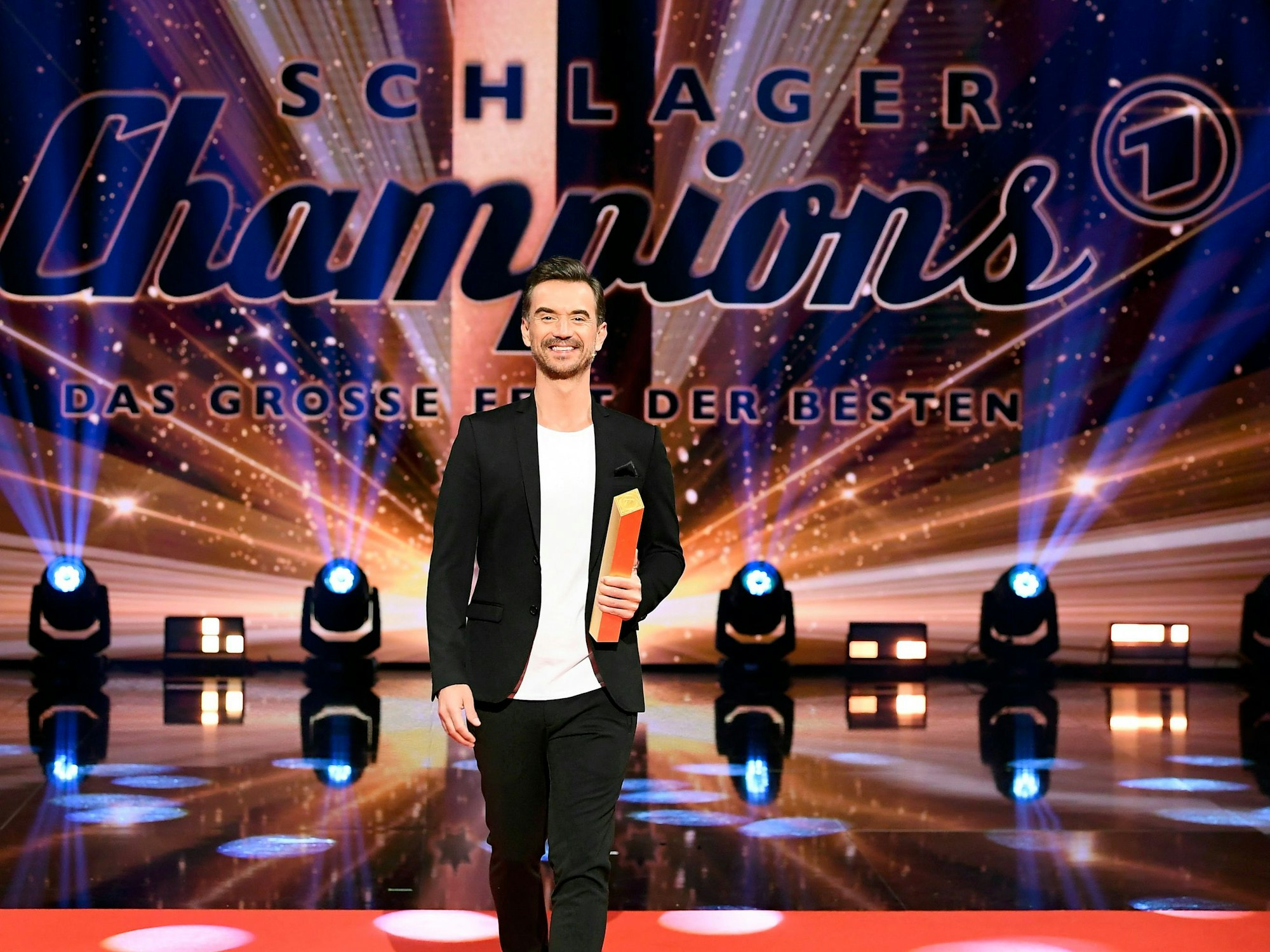 Das Foto zeigt Moderator Florian Silbereisen in der Kulisse der ARD-Show „Schlagerchampions“.