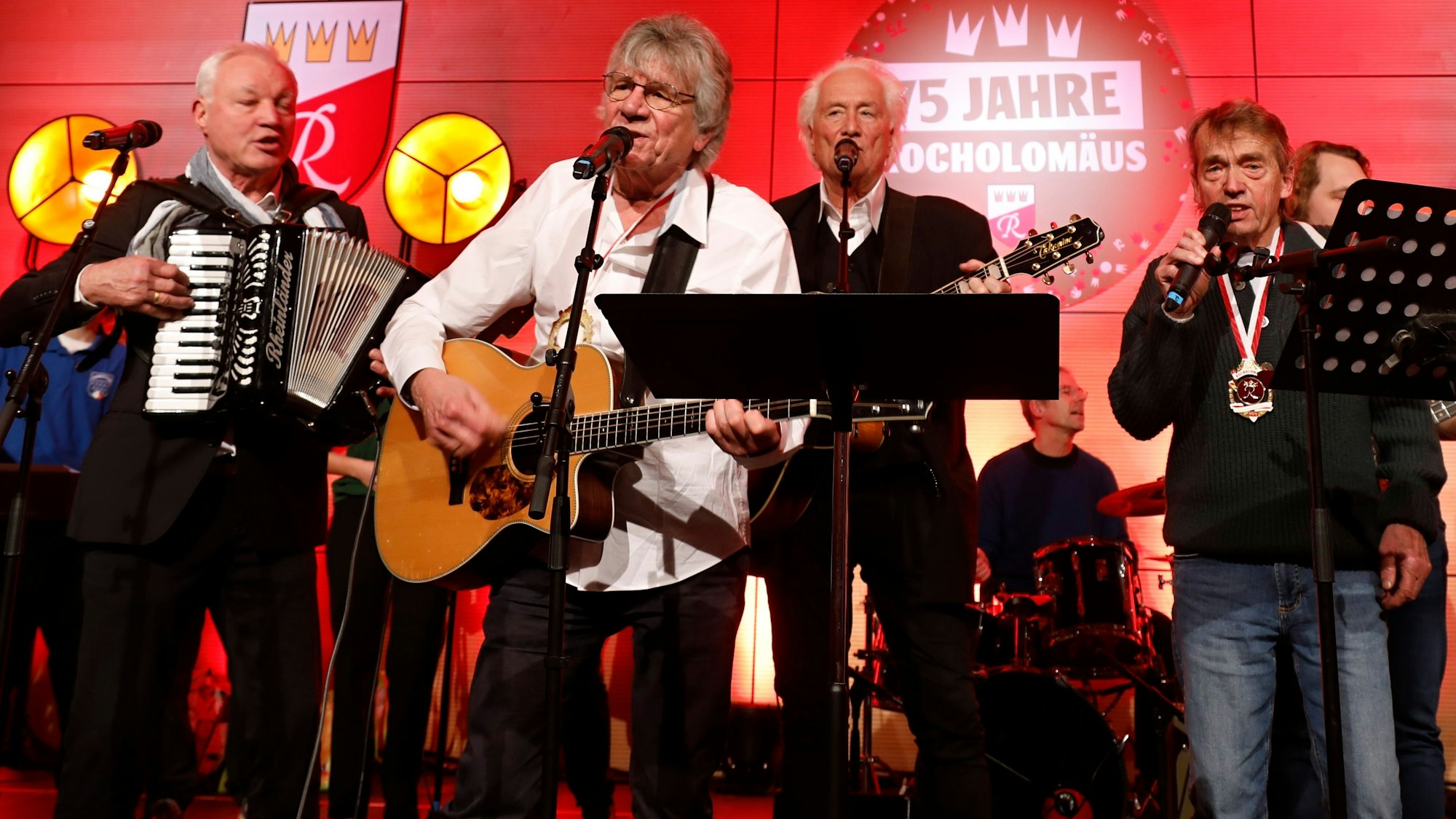 Alt-Höhner und Alt-Bläck Fööss singen zusammen.