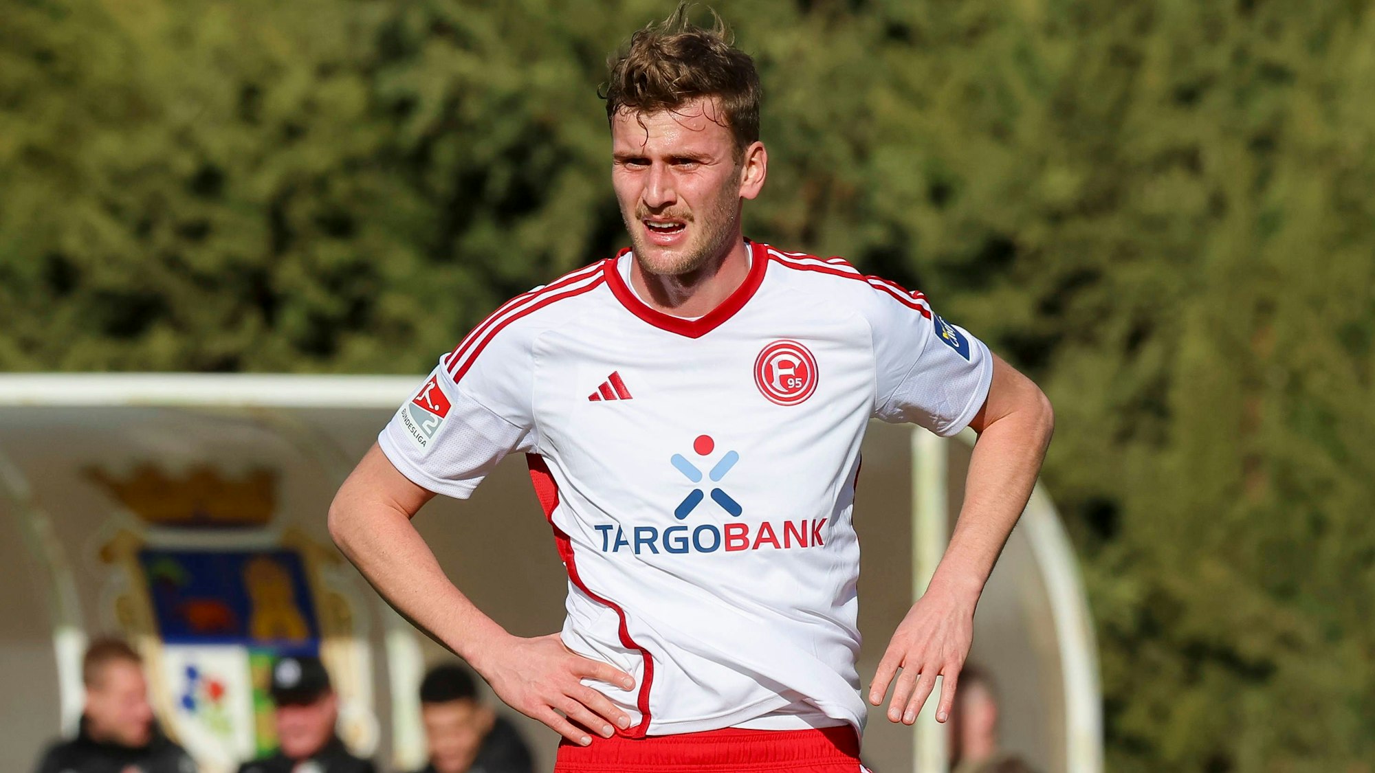 Fortuna Düsseldorfs Christoph Daferner steht auf dem Platz und schaut enttäuscht.