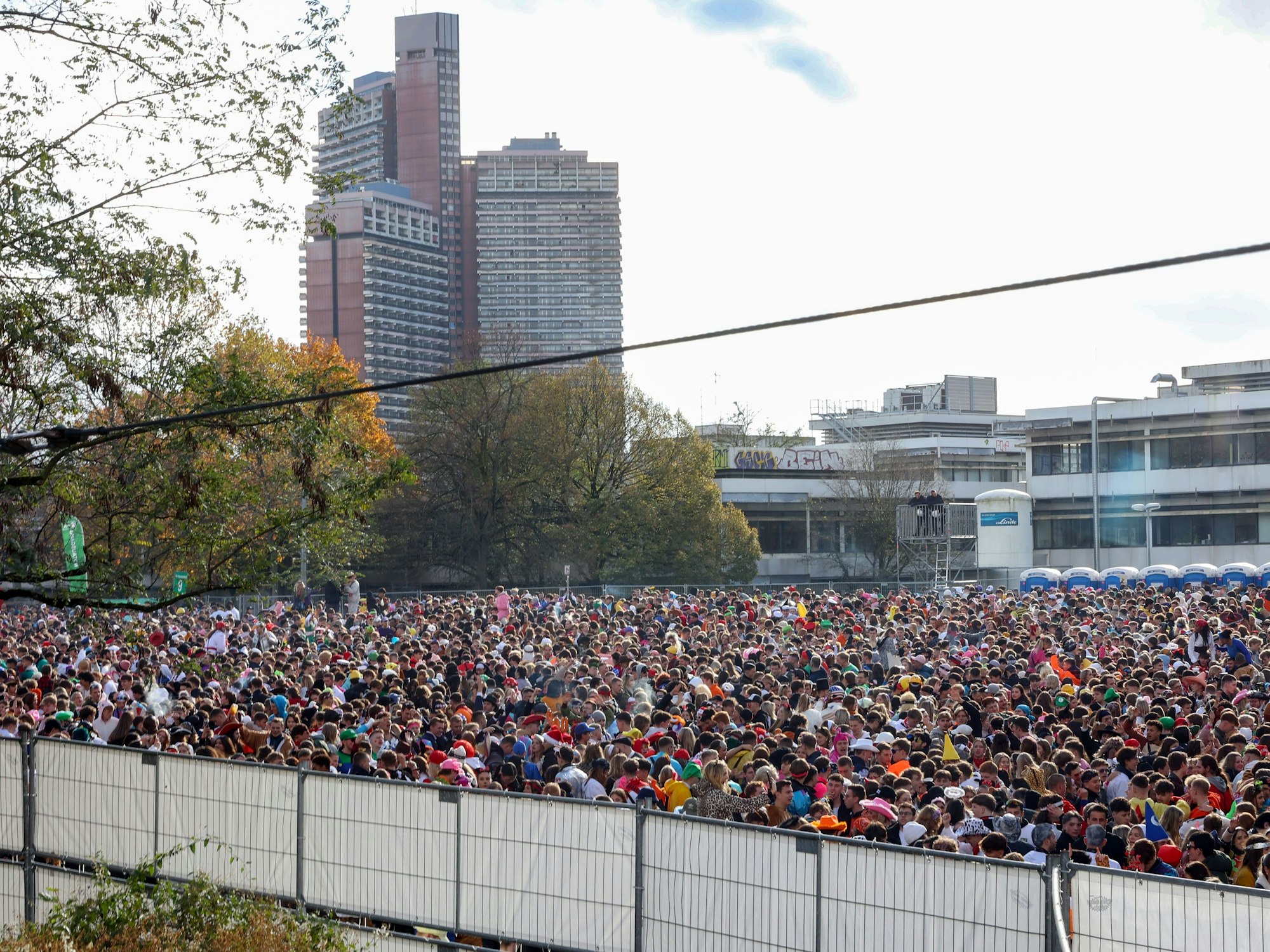 Tausende Jecke feiern am 11.11. auf den Uniwiesen.