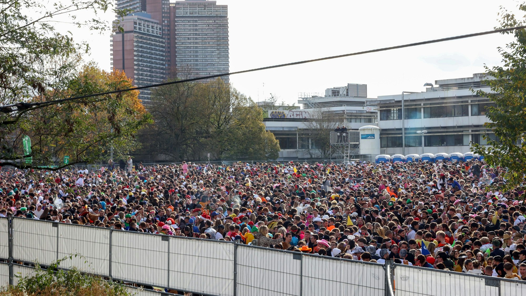 Tausende Jecke feiern auf den Uniwiesen.