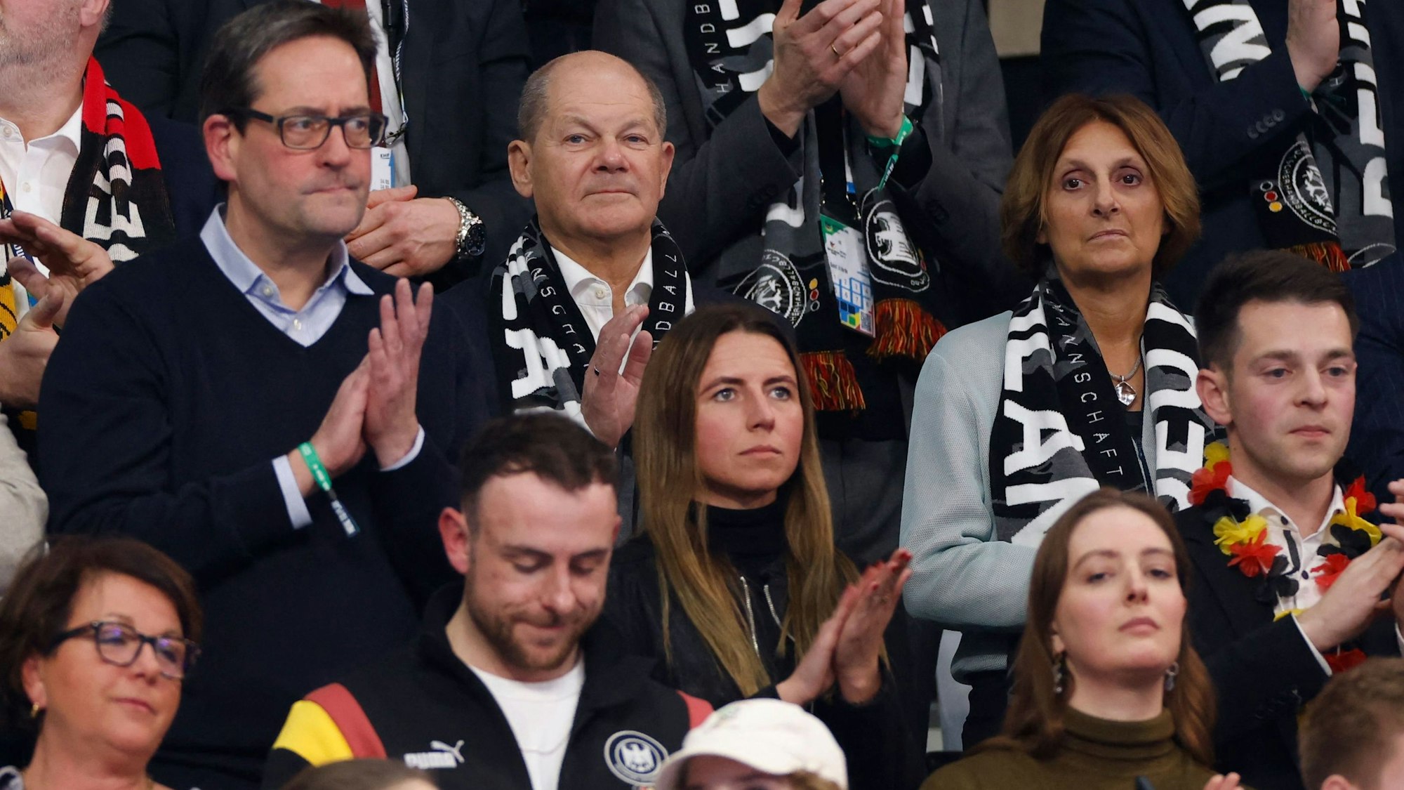 Ehrengast bei der Handball-EM: Olaf Scholz beim Deutschland-Spiel gegen Nordmazedonien in Berlin auf der Tribüne.