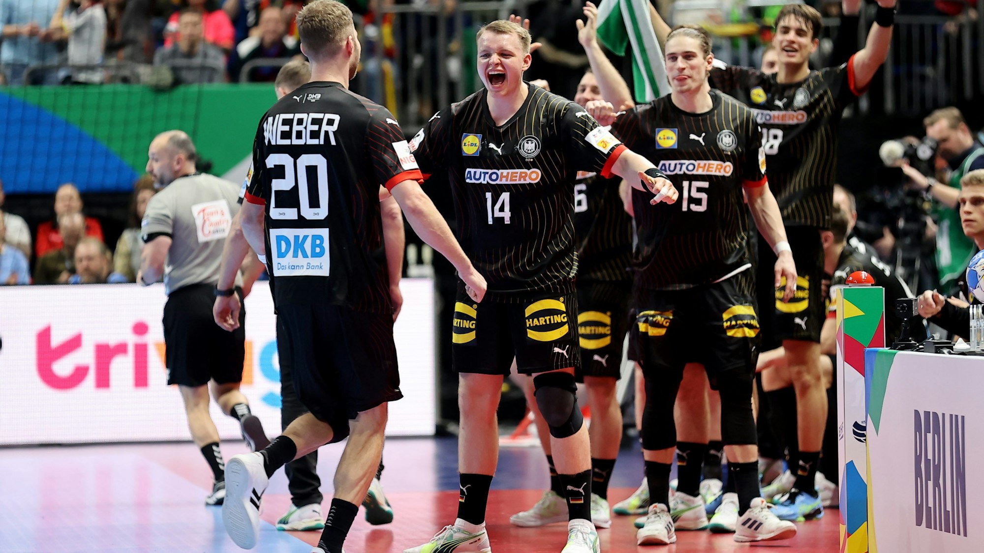 Deutschlands Spieler feiern den verdienten Gruppen-Erfolg bei der Handball-EM gegen Nordmazedonien.