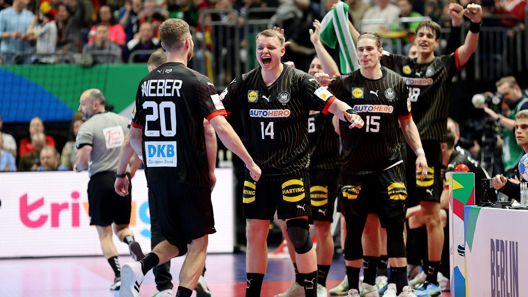Die deutschen Handball-Herren bejubeln ein Tor bei der EM.