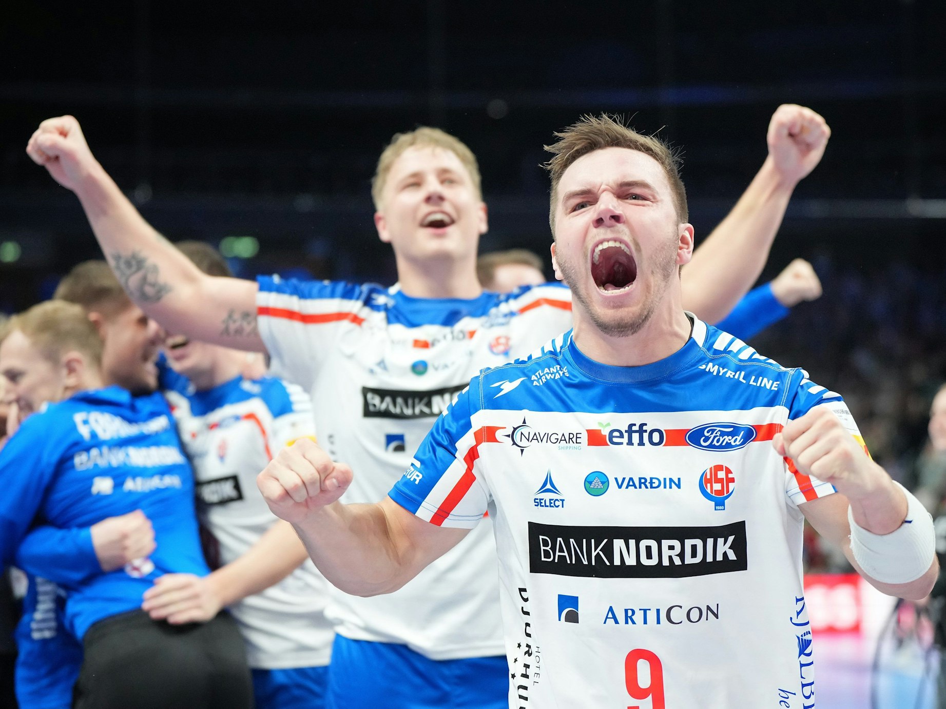 Roi Berg Hansen (r.) und Teis Horn Rasmussen von den Faröer Inseln bejubeln nach Spielende das Unentschieden wie einen Sieg.