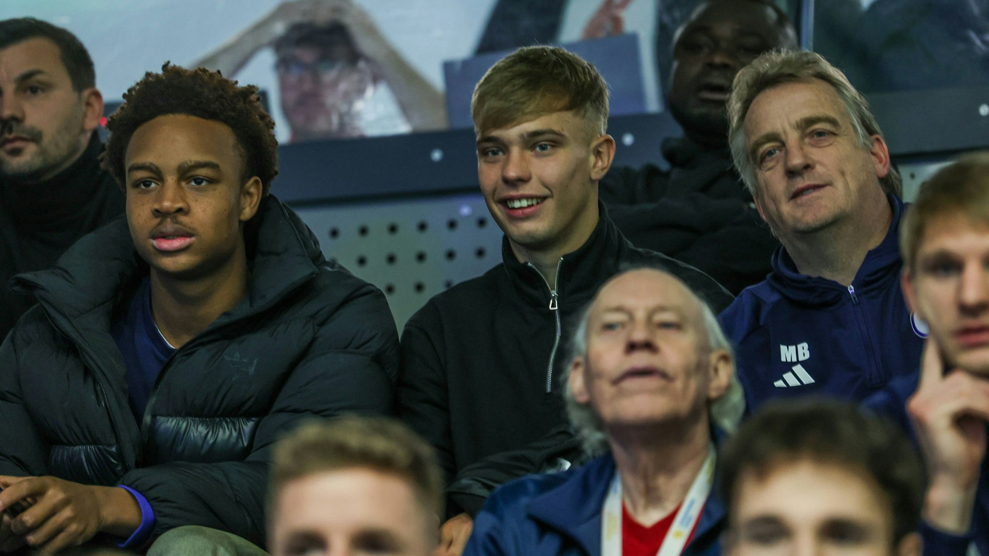 Assan Ouédraogo, Keke Topp und Mike Büskens sitzen auf der Tribüne.