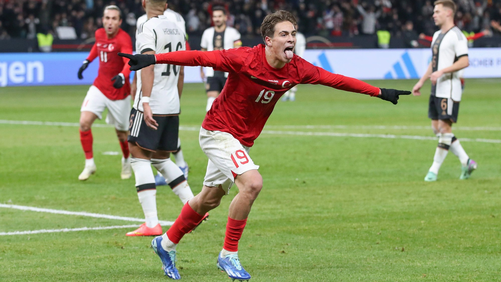 Kenan Yildiz jubelt mit herausgestreckter Zunge über sein Tor für die Türkei gegen Deutschland.