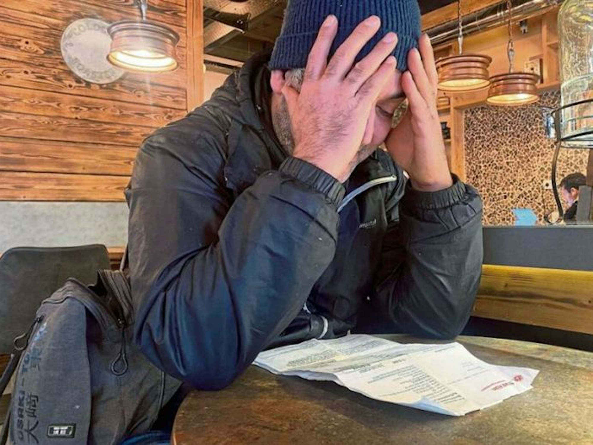 Levent O. schlägt angesichts der überraschenden Post die Hände über dem Kopf zusammen.