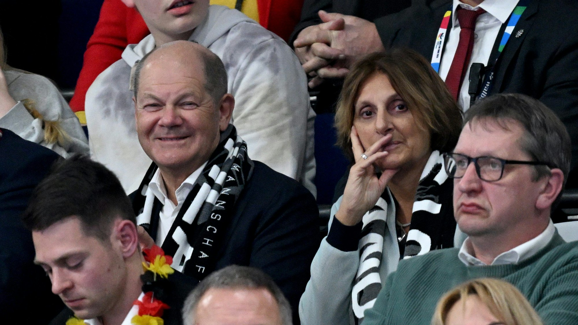 Olaf Scholz auf der Tribüne beim Deutschland-Spiel während der Handball-EM.