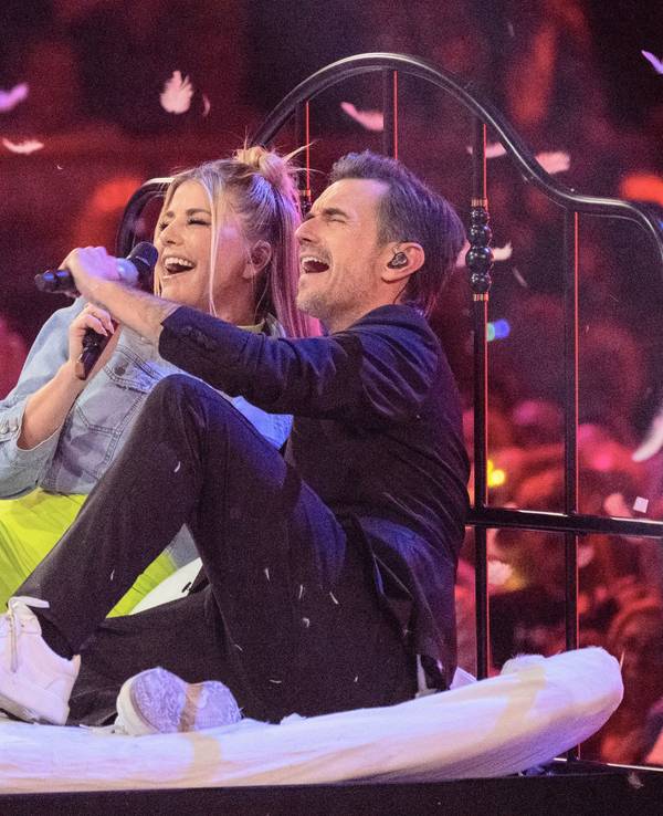 Der Moderator Florian Silbereisen und die Sängerin Beatrice Egli singen bei der Live-Fernsehshow „Schlagerchampions“ 2024 im Berliner Velodrom.