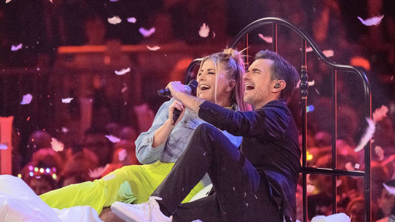 Der Moderator Florian Silbereisen und die Sängerin Beatrice Egli singen bei der Live-Fernsehshow „Schlagerchampions“ 2024 im Berliner Velodrom.