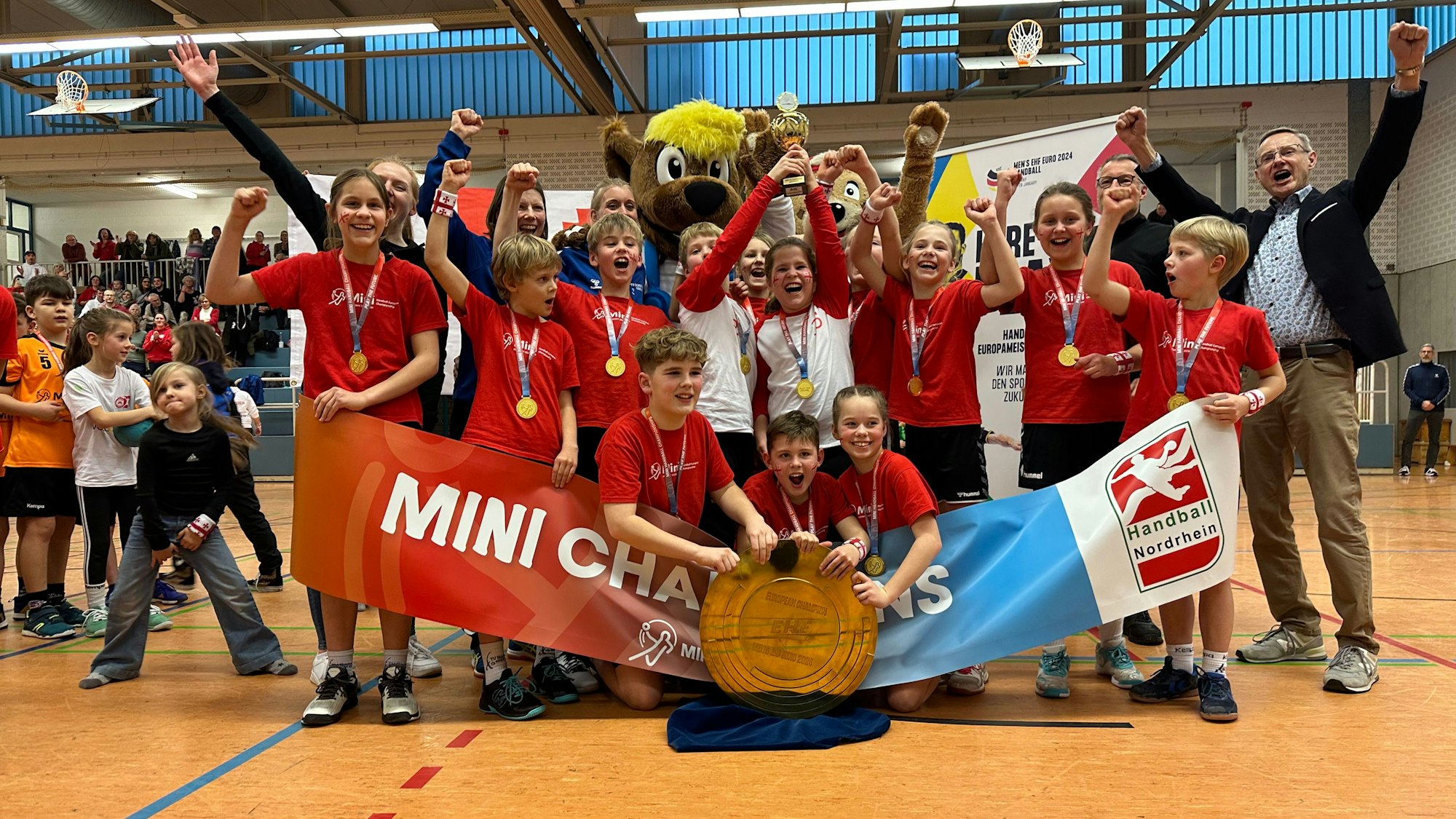 Die Mini-Champions des TV Borken feiern als Repräsentanten für Georgien den Titel bei der Mini-EM in Köln.
