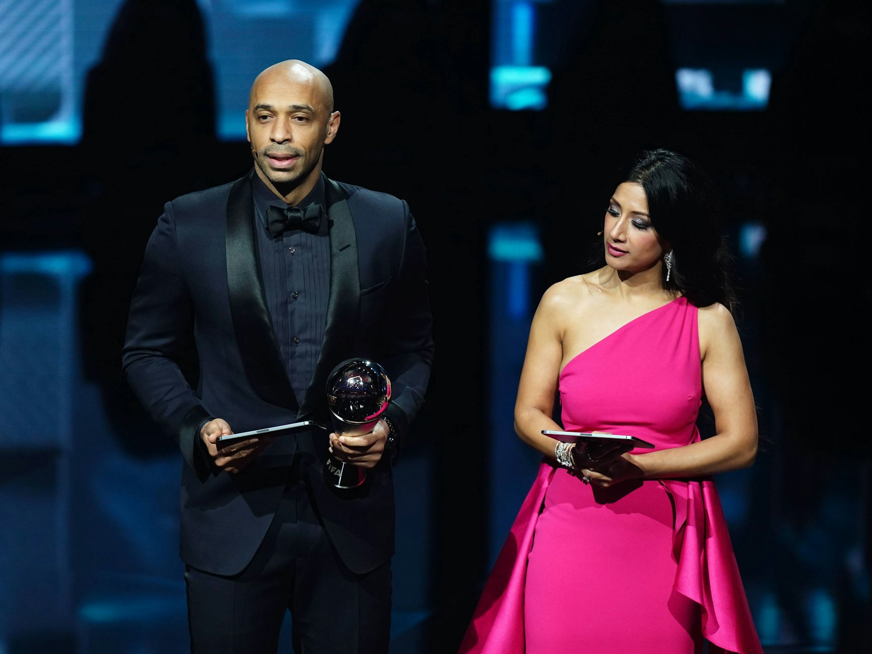 Frankreich-Legende Thierry Henry führte am Montag (15. Januar 2024) in London gemeinsam mit Moderatorin Reshmin Chowdhury durch den Abend der FIFA-Gala.