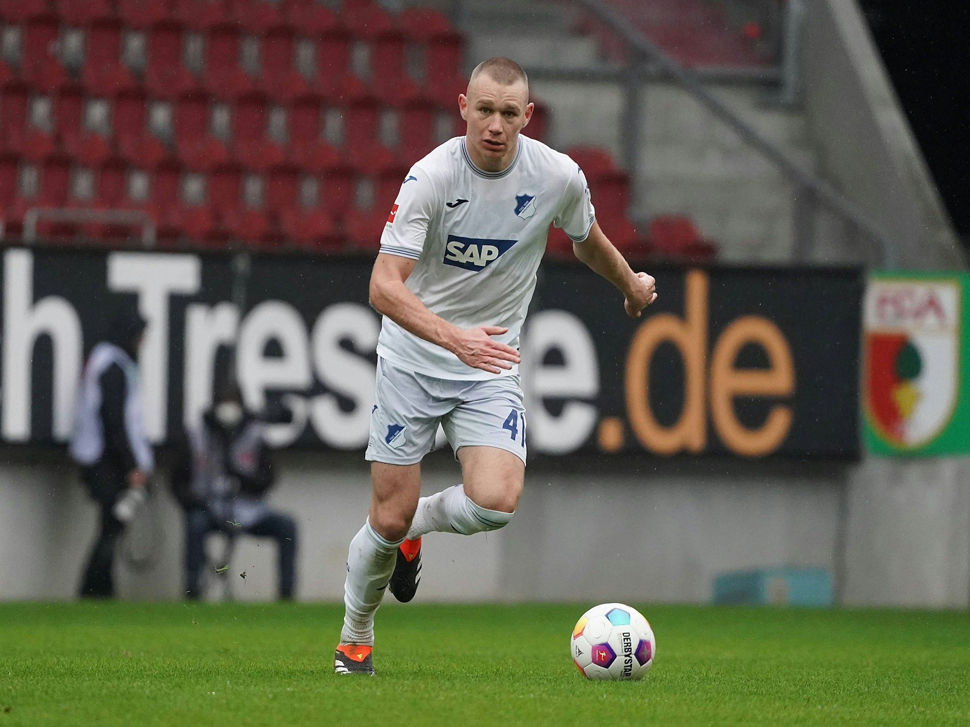 Hoffenheims Attila Szalai führt den Ball im Testspiel gegen den FC Augsburg.