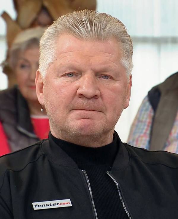 Der ehemalige Fußballprofi Stefan Effenberg sitzt im Studio beim „Doppelpass“ auf Sport1.