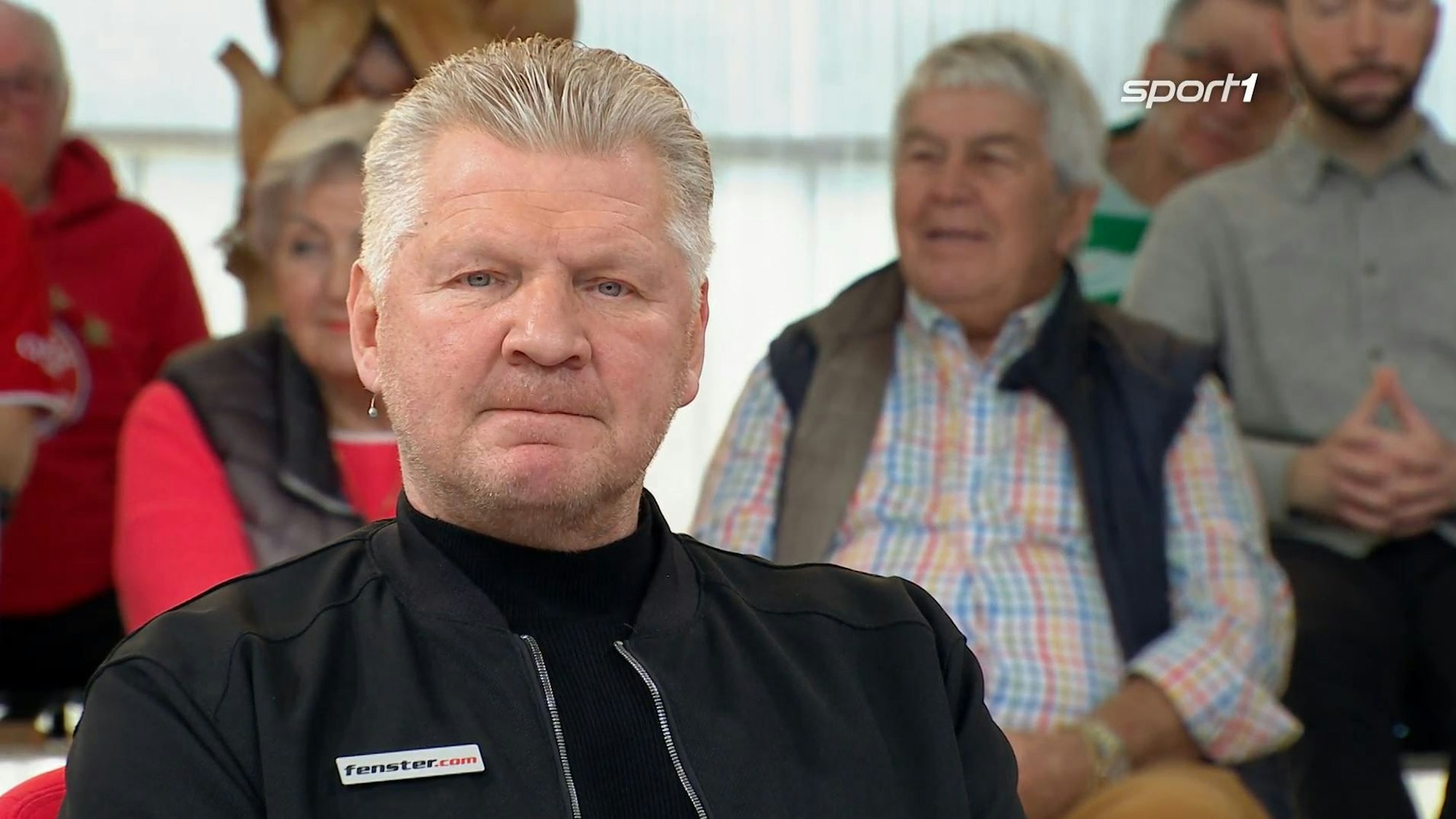 Der ehemalige Fußballprofi Stefan Effenberg sitzt im Studio beim „Doppelpass“ auf Sport1.