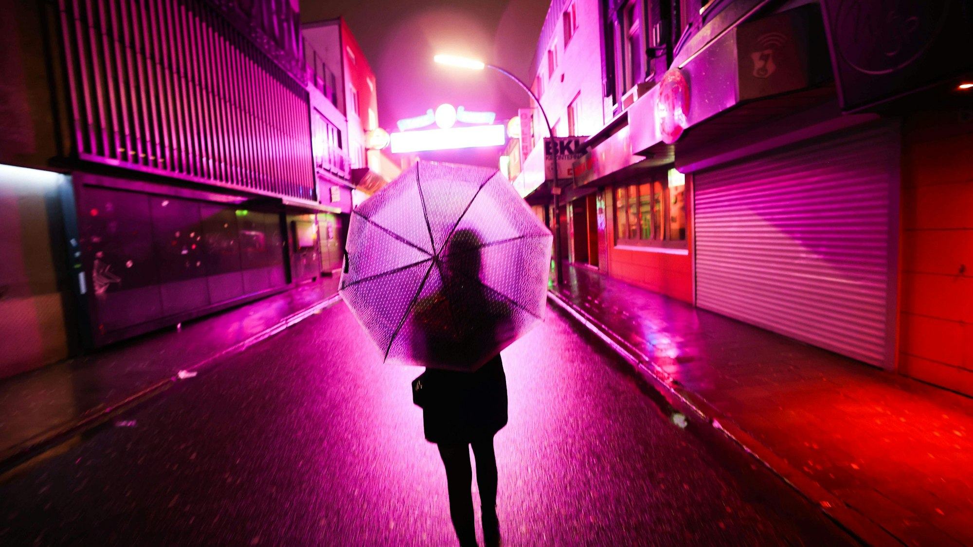 Unser Symbolbild zeigt eine Frau auf der Reeperbahn.