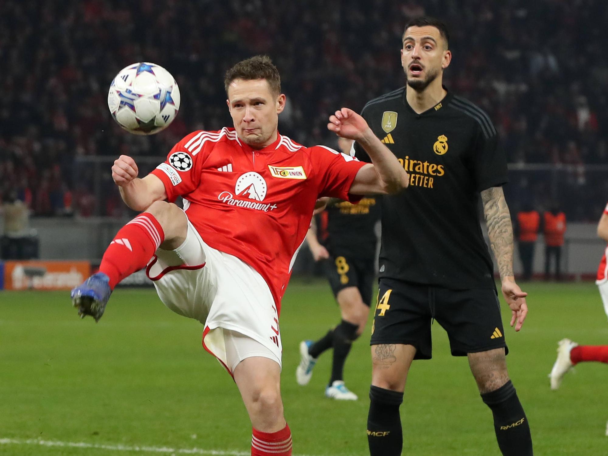Union Berlins Paul Jaeckel klärt den Ball vor Real Madrids Joselu.