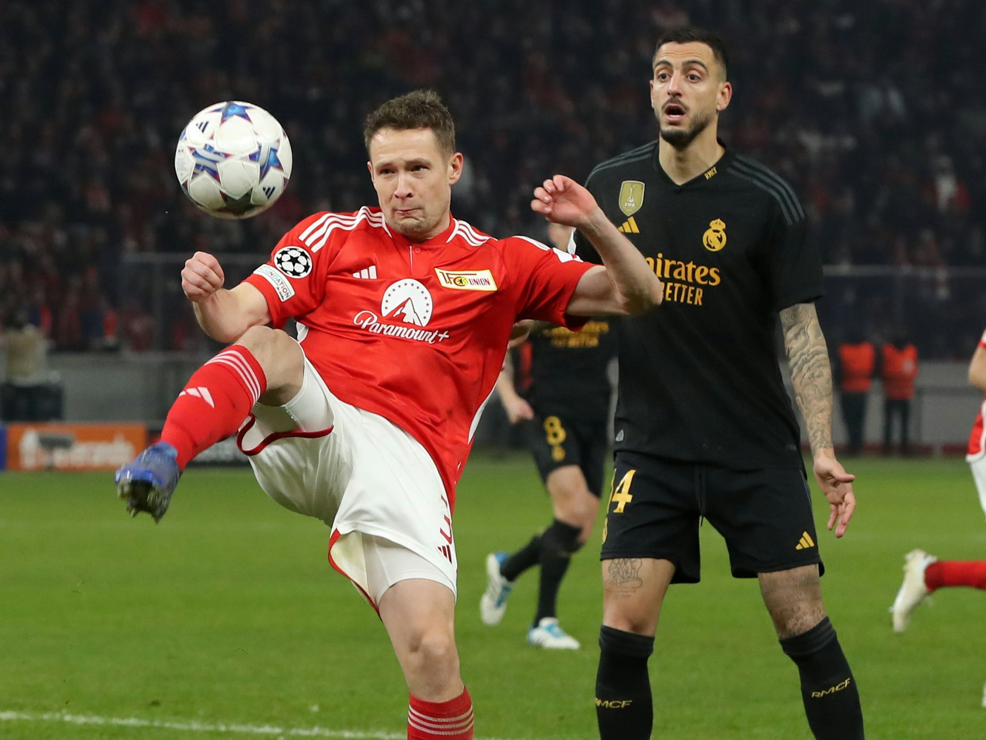 Union Berlins Paul Jaeckel klärt den Ball vor Real Madrids Joselu.