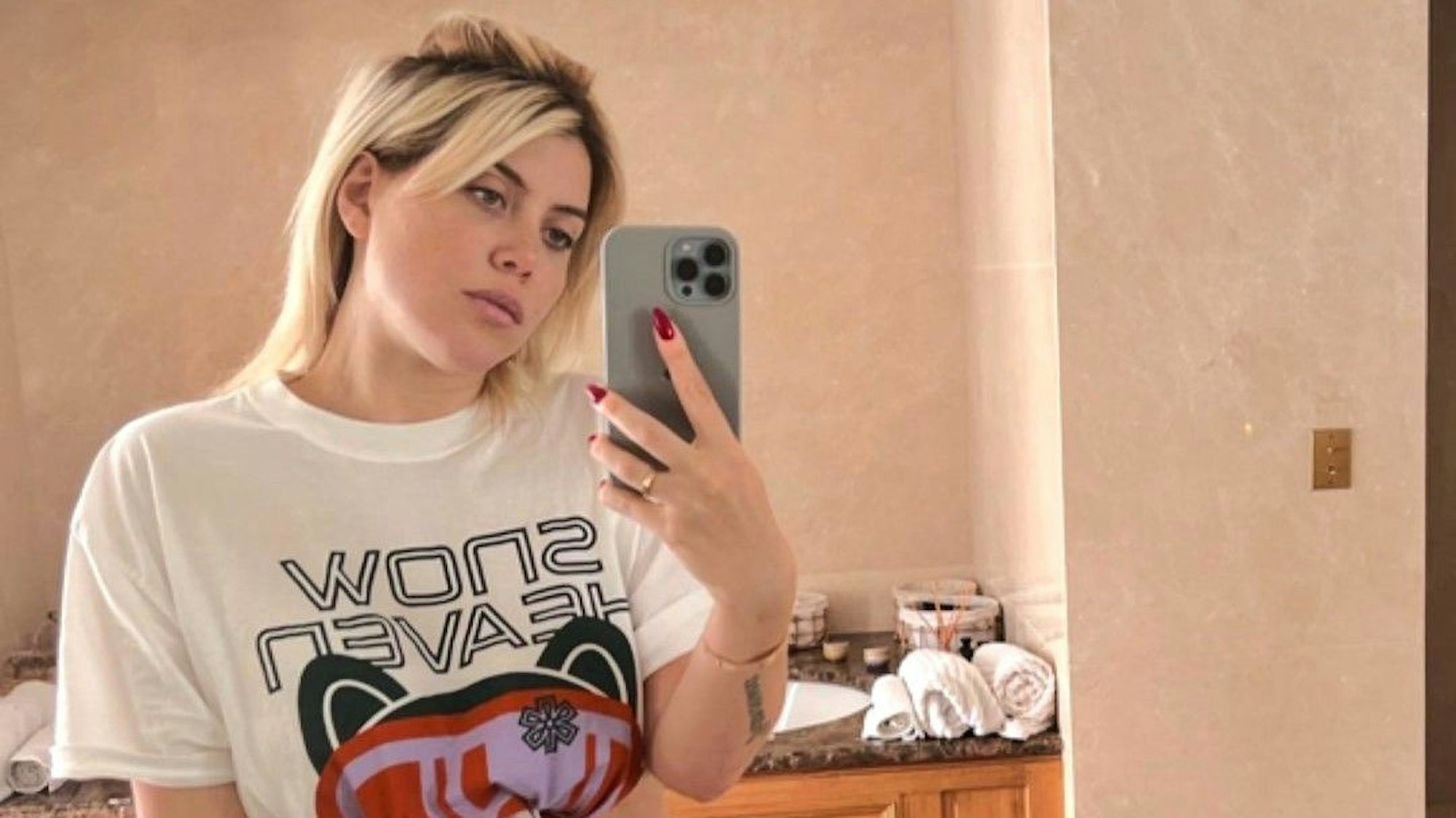 Wanda Nara auf einem bei Instagram veröffentlichten Spiegel-Selfie.
