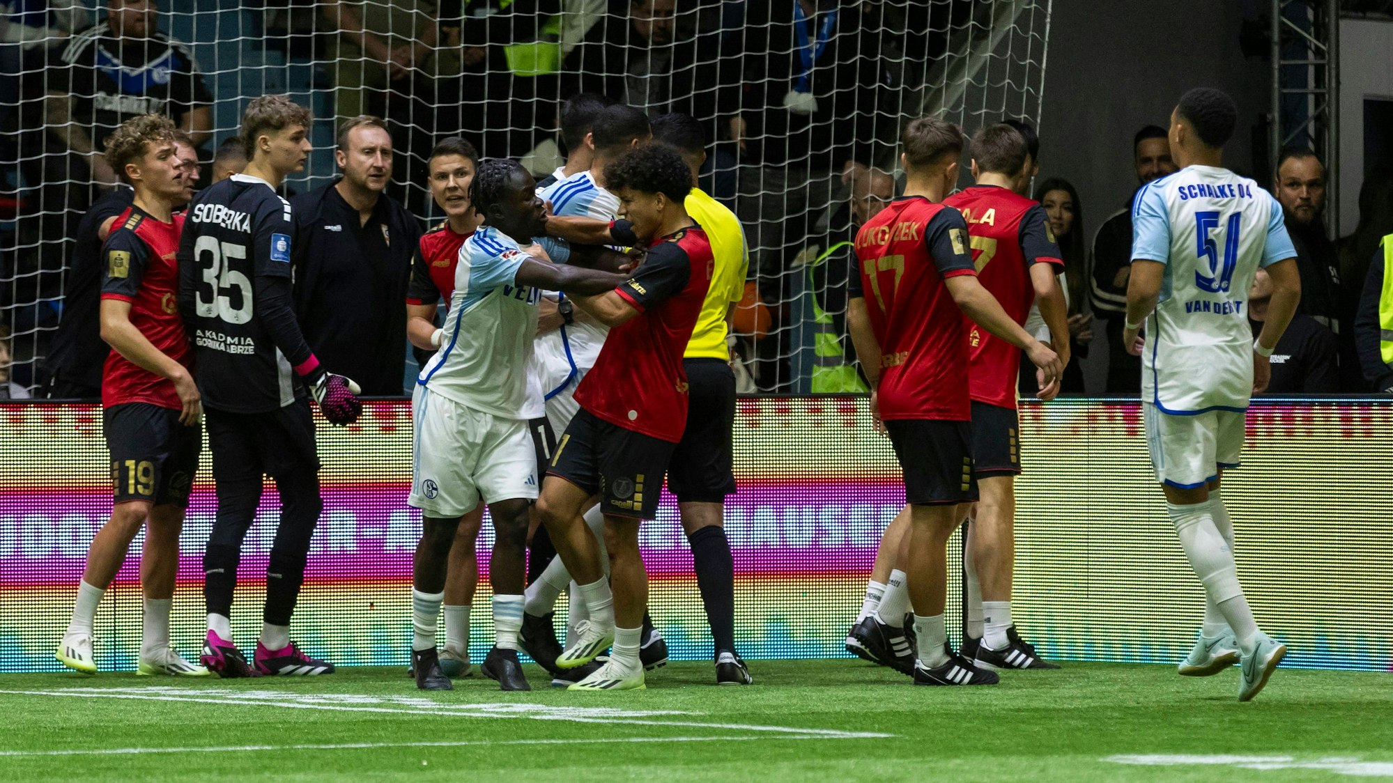 Rudelbildung zwischen Schalke und Zabrze.