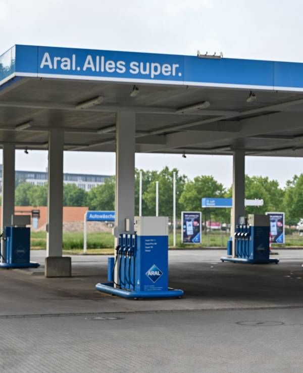 -Neben einer Anzeigetafel für die Preise von Kraftstoffen ist am frühen Morgen die leere Tankstelle zu sehen.