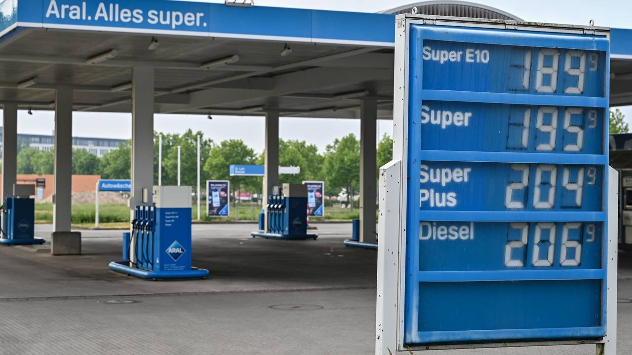 -Neben einer Anzeigetafel für die Preise von Kraftstoffen ist am frühen Morgen die leere Tankstelle zu sehen.
