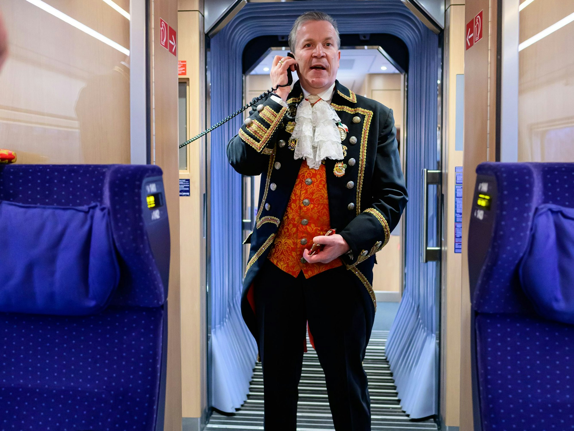 Christoph Kuckelkorn im Zug nach Berlin.