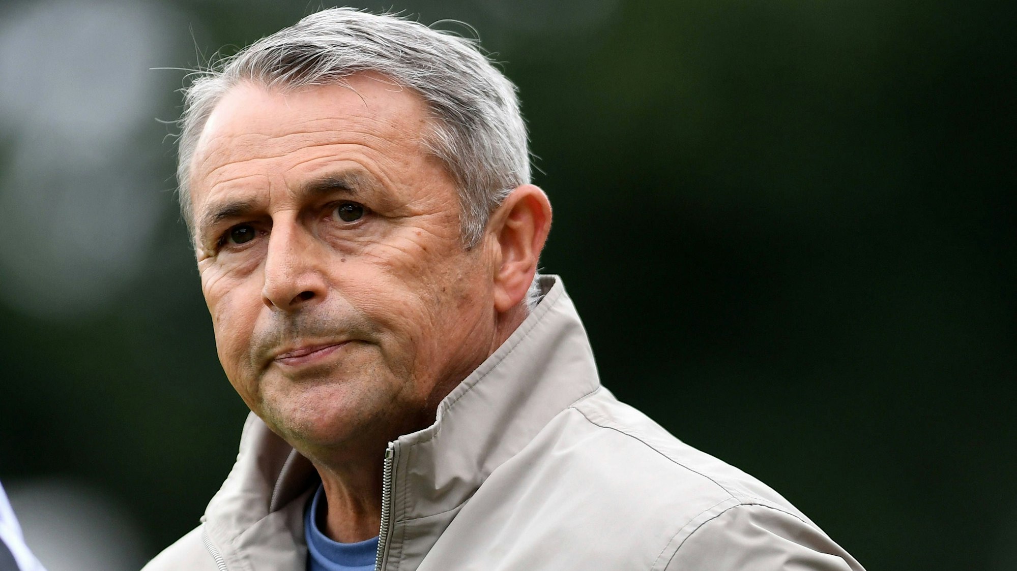 Fortuna Düsseldorfs Sport-Vorstand Klaus Allofs lässt den Blick nachdenklich in die Ferne schweifen.