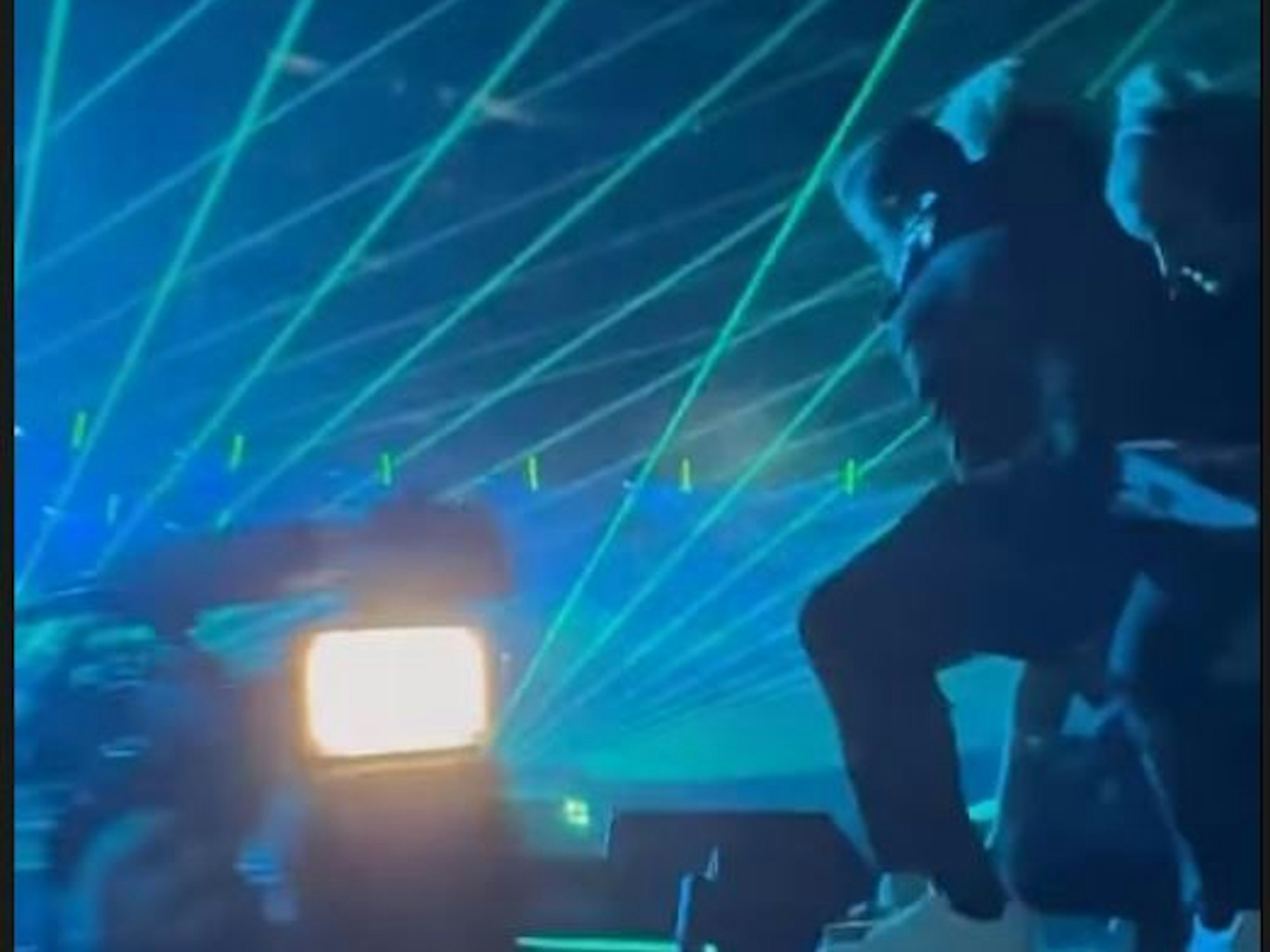 Schlagersänger Eric Philippi trägt seine Freundin Michelle am 13. Januar 2024 bei der TV-Show „Die Schlagerchampions“ von der Bühne.