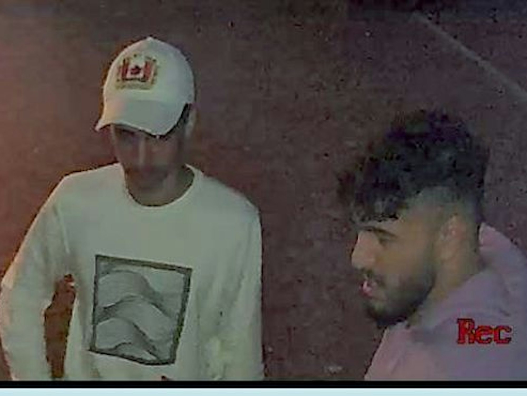 Ein Foto einer Sicherheitskamera, das zwei Männer zeigt.