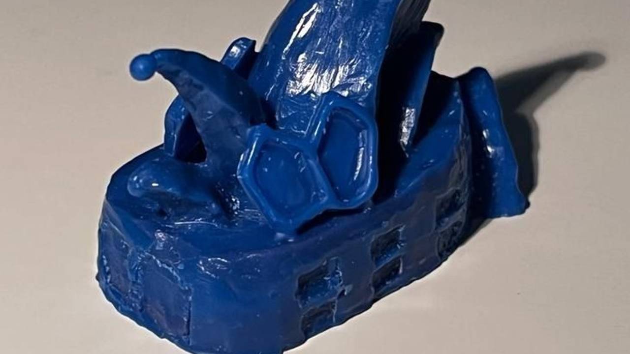 Blaues Modell aus Zahnwachs auf beigem Untergrund.