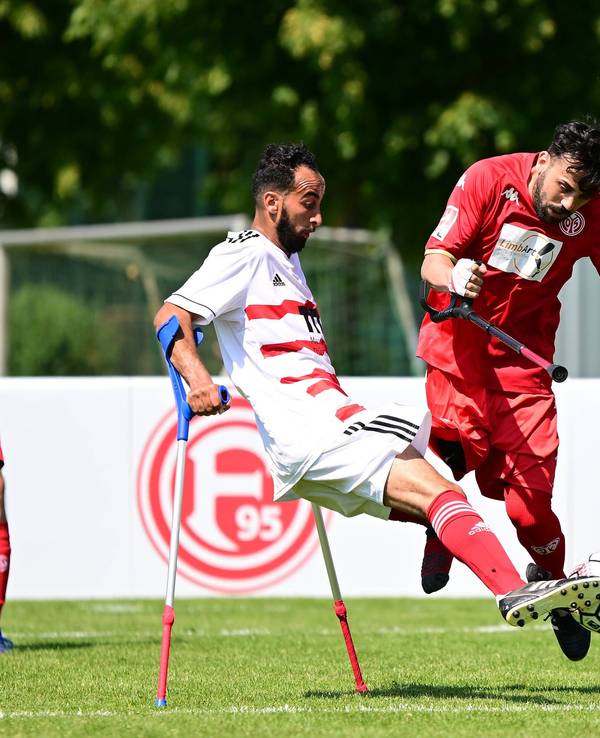 Radouane Chaanoune spielt den Ball. Auch auf dem Bild zu sehen: Sein Teamkollege Emrah Akdemir (r.), sowie zwei Spieler von Mainz 05.