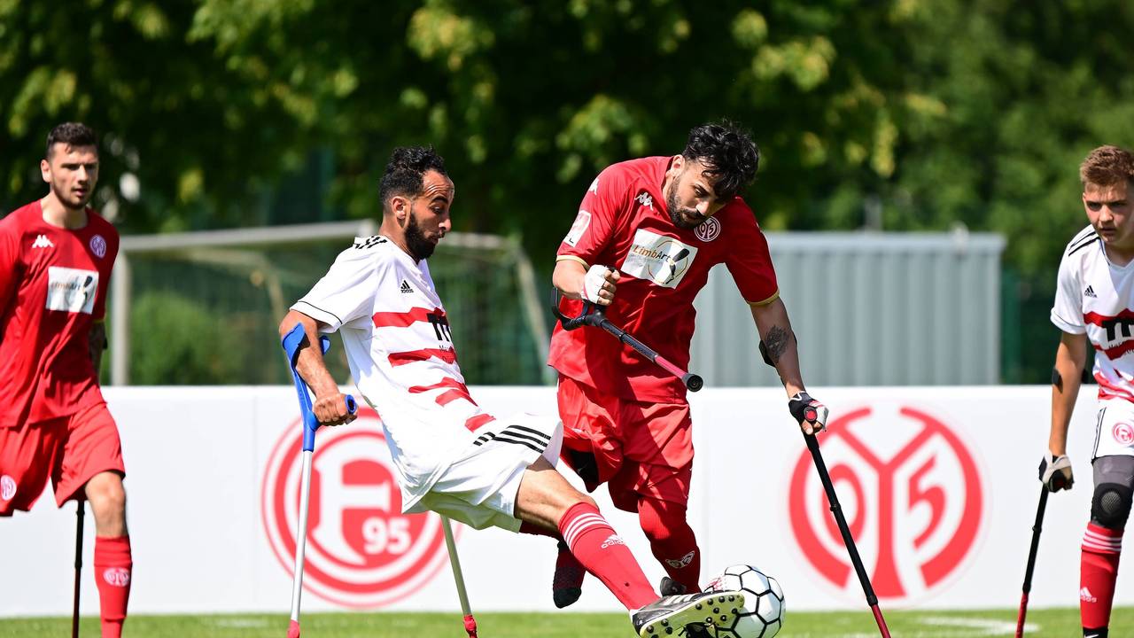Radouane Chaanoune spielt den Ball. Auch auf dem Bild zu sehen: Sein Teamkollege Emrah Akdemir (r.), sowie zwei Spieler von Mainz 05.