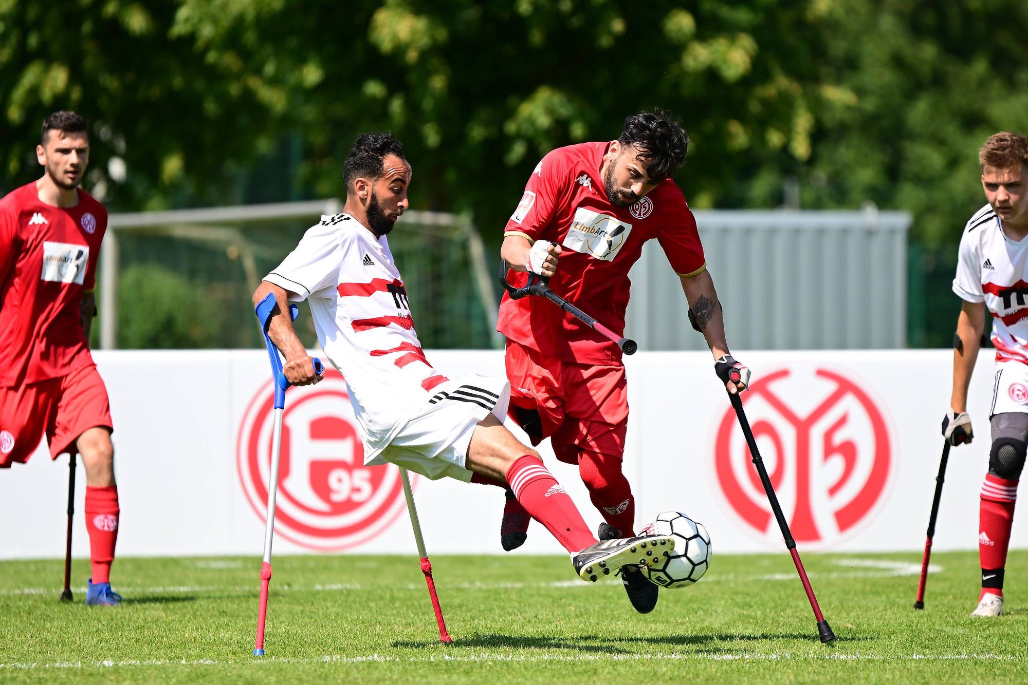 Radouane Chaanoune spielt den Ball. Auch auf dem Bild zu sehen: Sein Teamkollege Emrah Akdemir (r.), sowie zwei Spieler von Mainz 05.