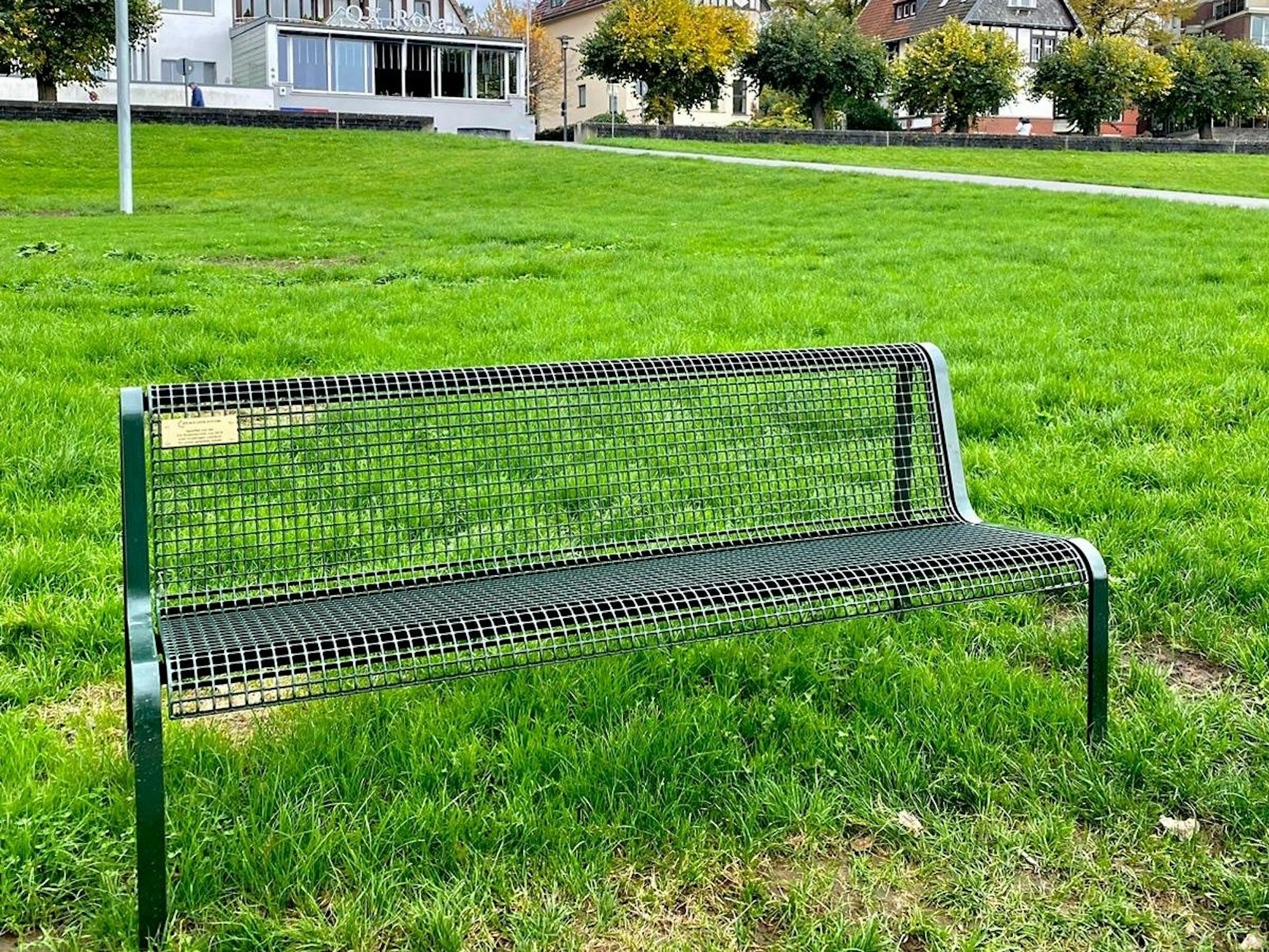 Bank am Rhein, gespendet von der KG Rodenkirchen.