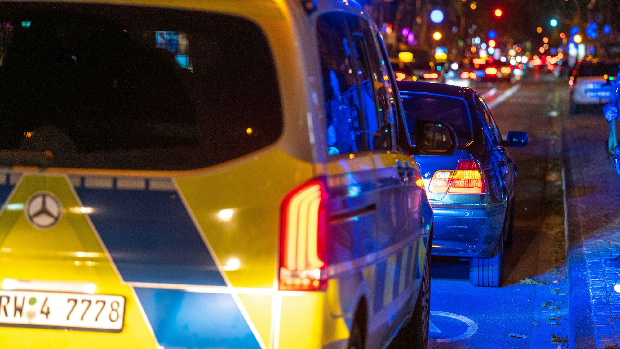 Ein Polizeifahrzeug bei einem Einsatz in Köln