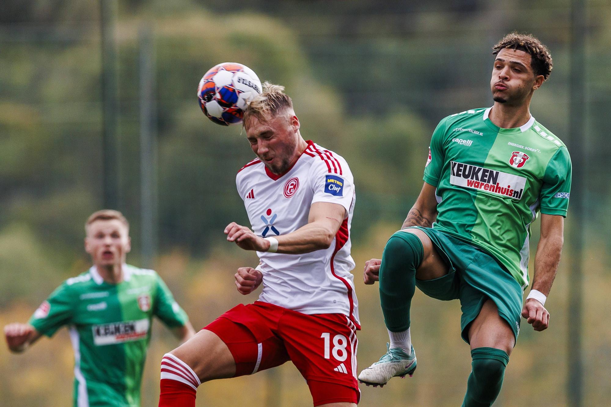 Jona Niemiec köpft einen Ball beim Spiel gegen FC Dordrecht.
