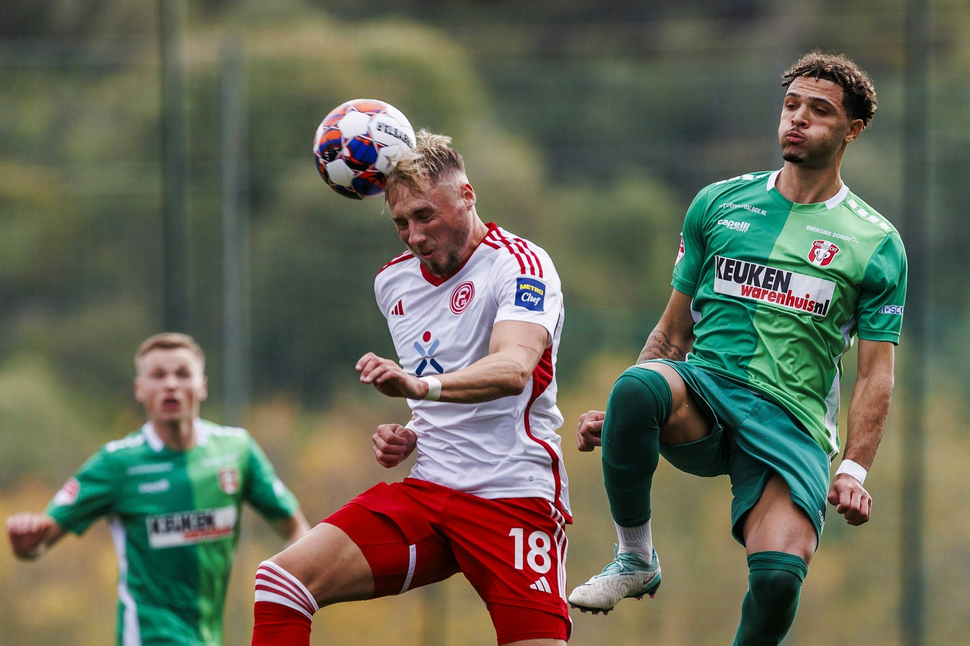 Jona Niemiec köpft einen Ball beim Spiel gegen FC Dordrecht.