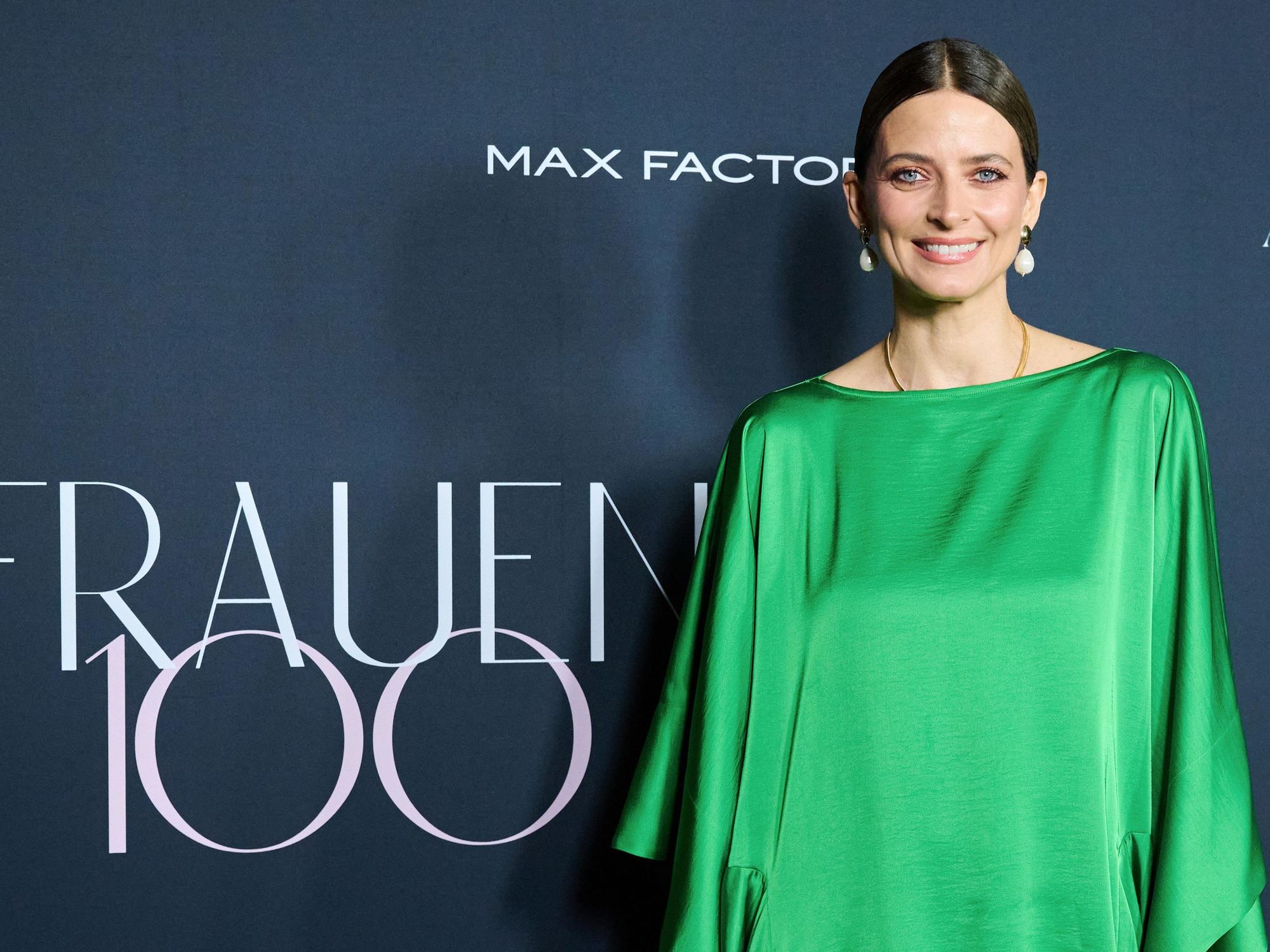 Eva Padberg kommt zu Frauen 100 ins Hotel de Rome.