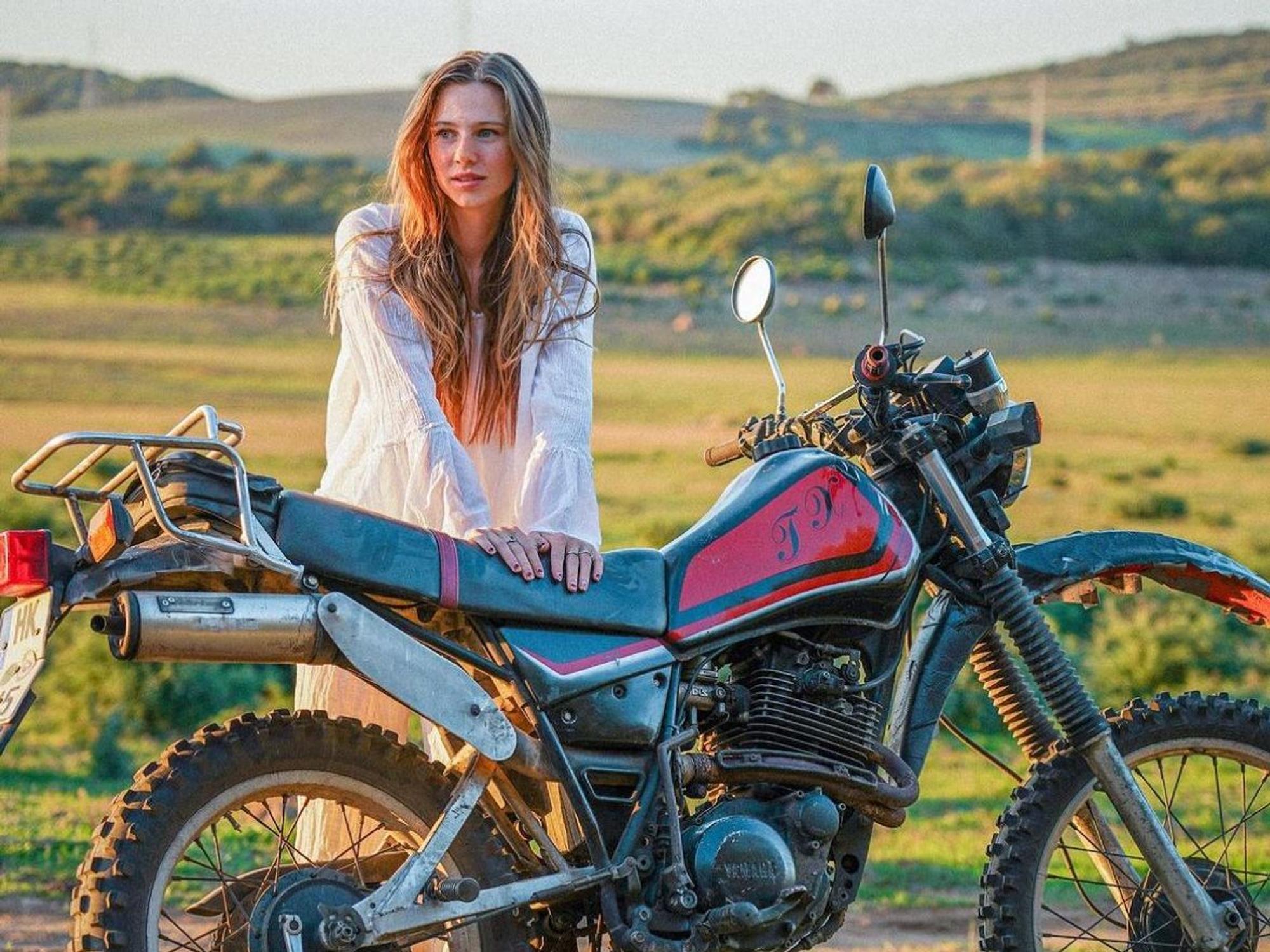 Ann-Kathrin Bendixen aka Affe auf Bike lehnt sich auf ihr Motorrad.