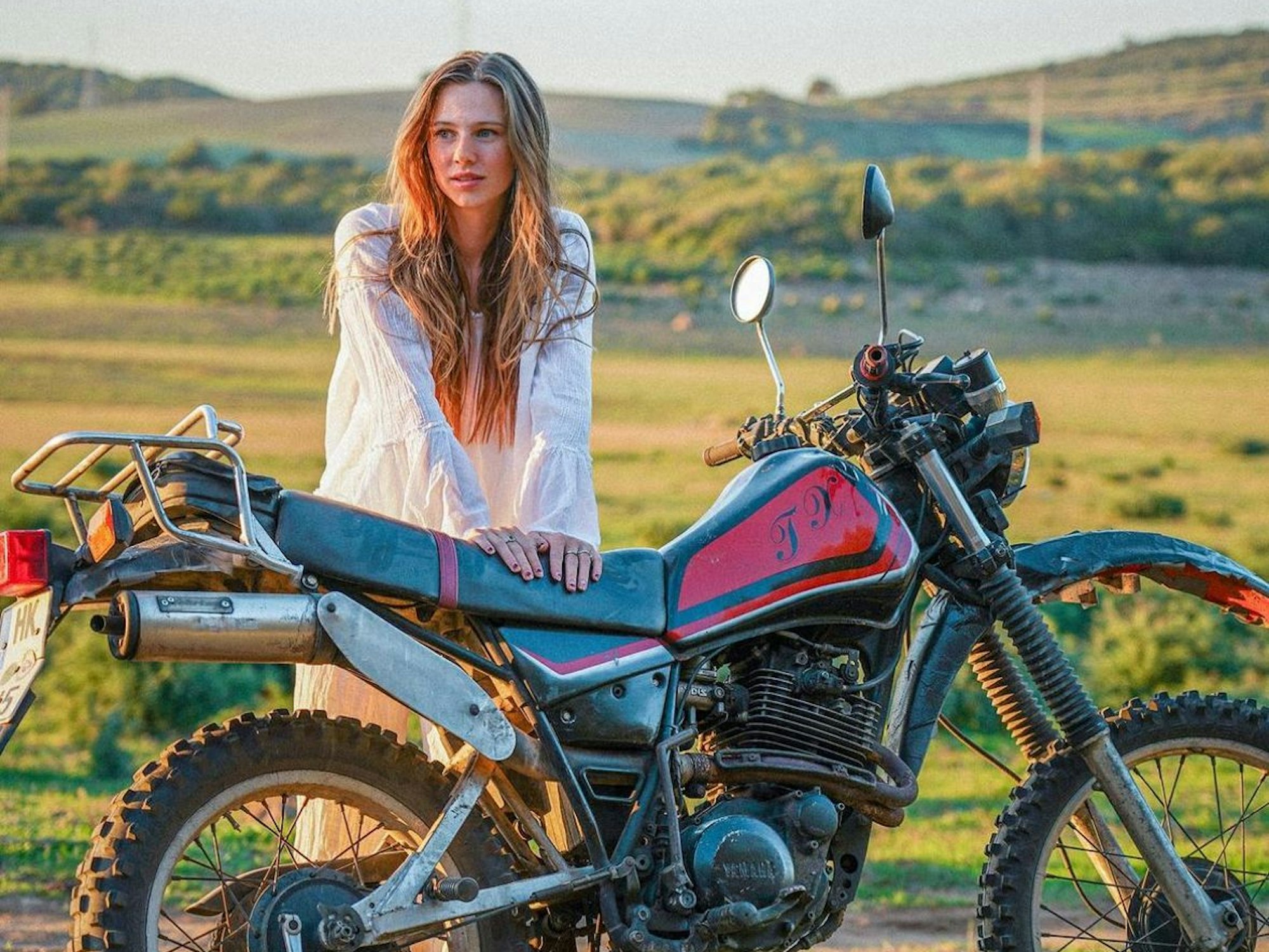 Ann-Kathrin Bendixen aka Affe auf Bike lehnt sich auf ihr Motorrad.