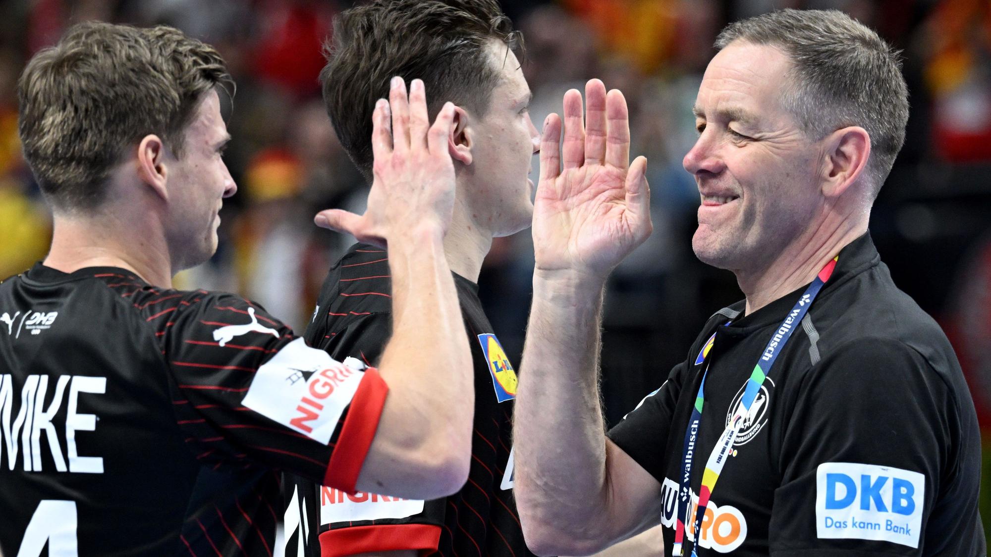 Bundestrainer Alfred Gislason mit Rune Dahmke.