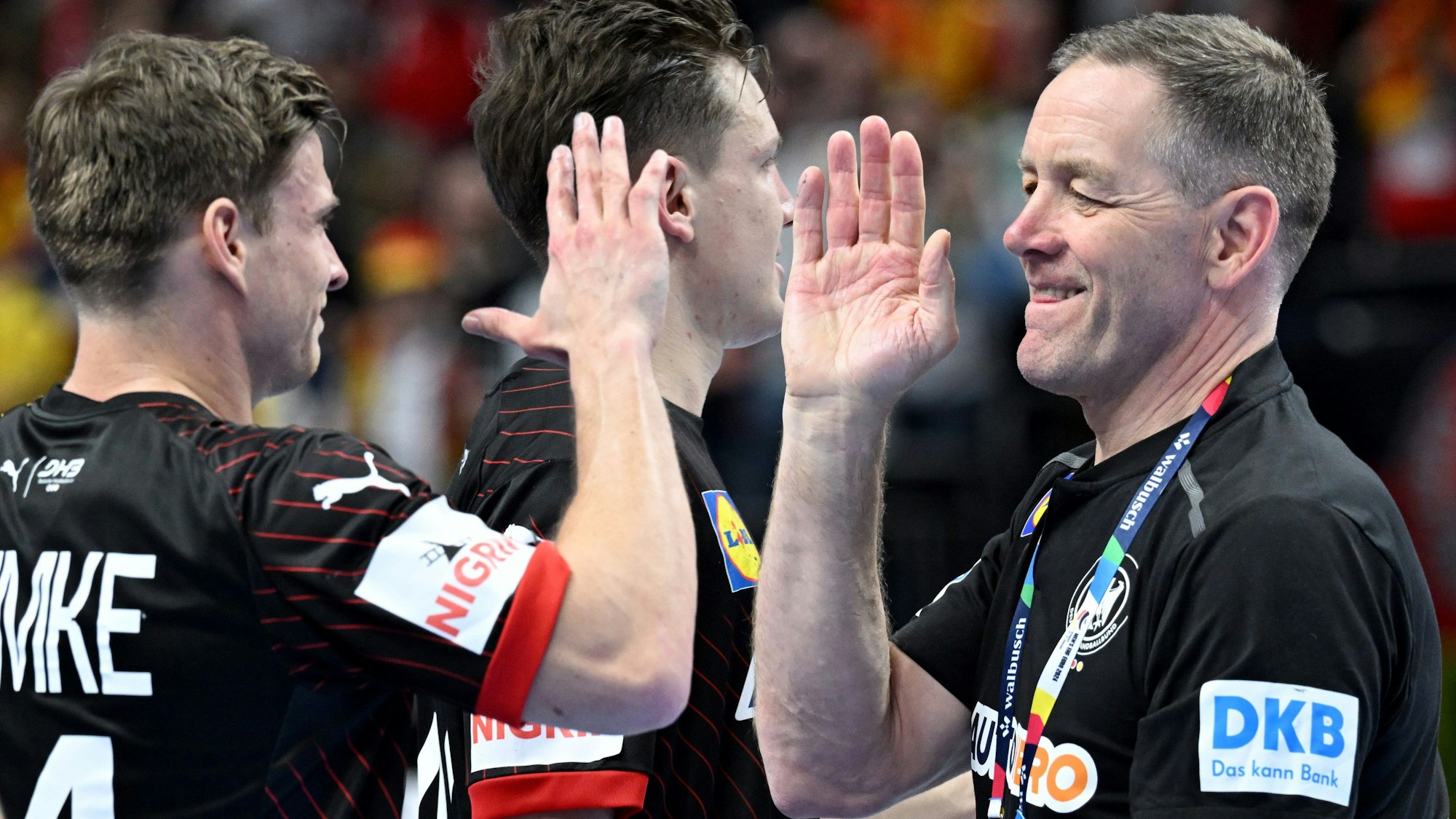 Bundestrainer Alfred Gislason mit Rune Dahmke.