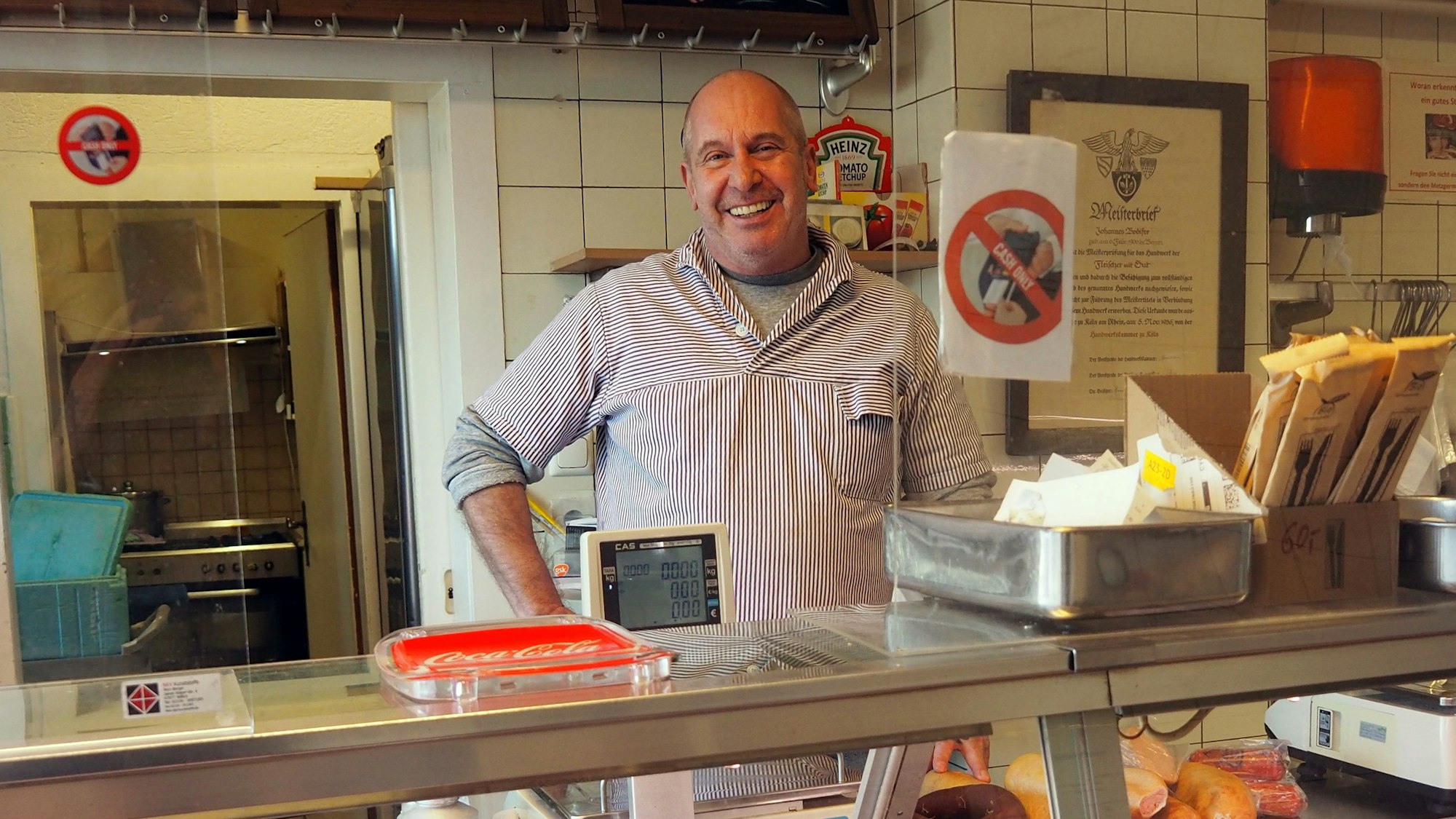 Frank Bodifee in seiner Metzgerei an der Brühler Straße in Köln. Der Laden schließt.