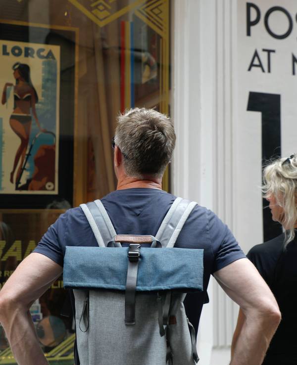 Menschen spazieren durch die Innenstadt von Palma.