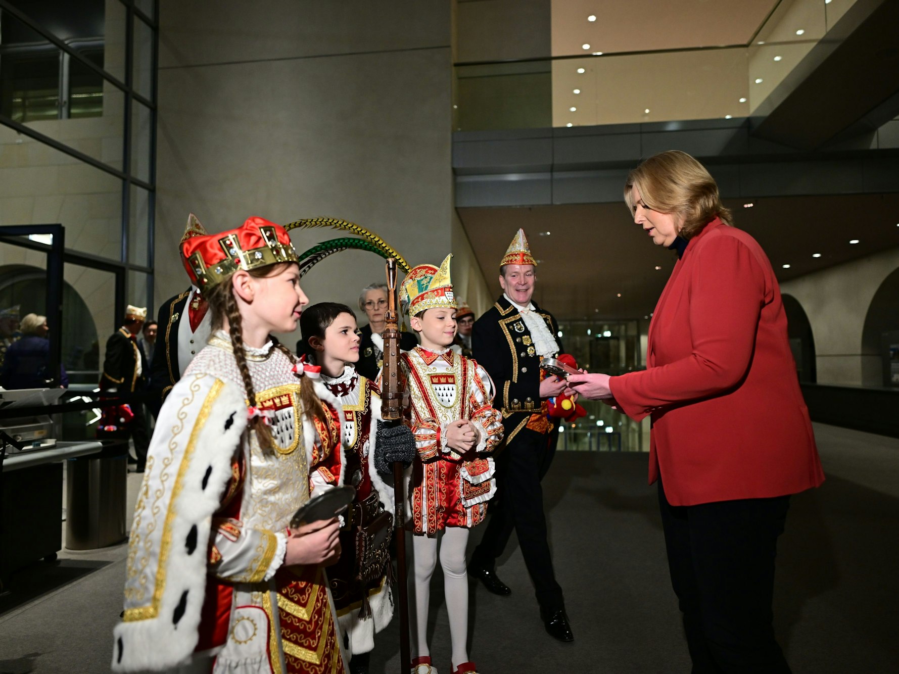 Bärbel Bas mit dem Kinderdreigestirn.