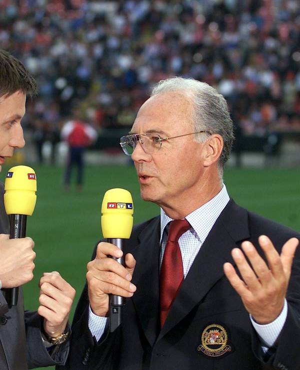 Günther Jauch (l.) und Franz Beckenbauer am 23. Mai 2001 vor dem Champions-League-Finale in Mailand mit RTL-Mikrofonen.