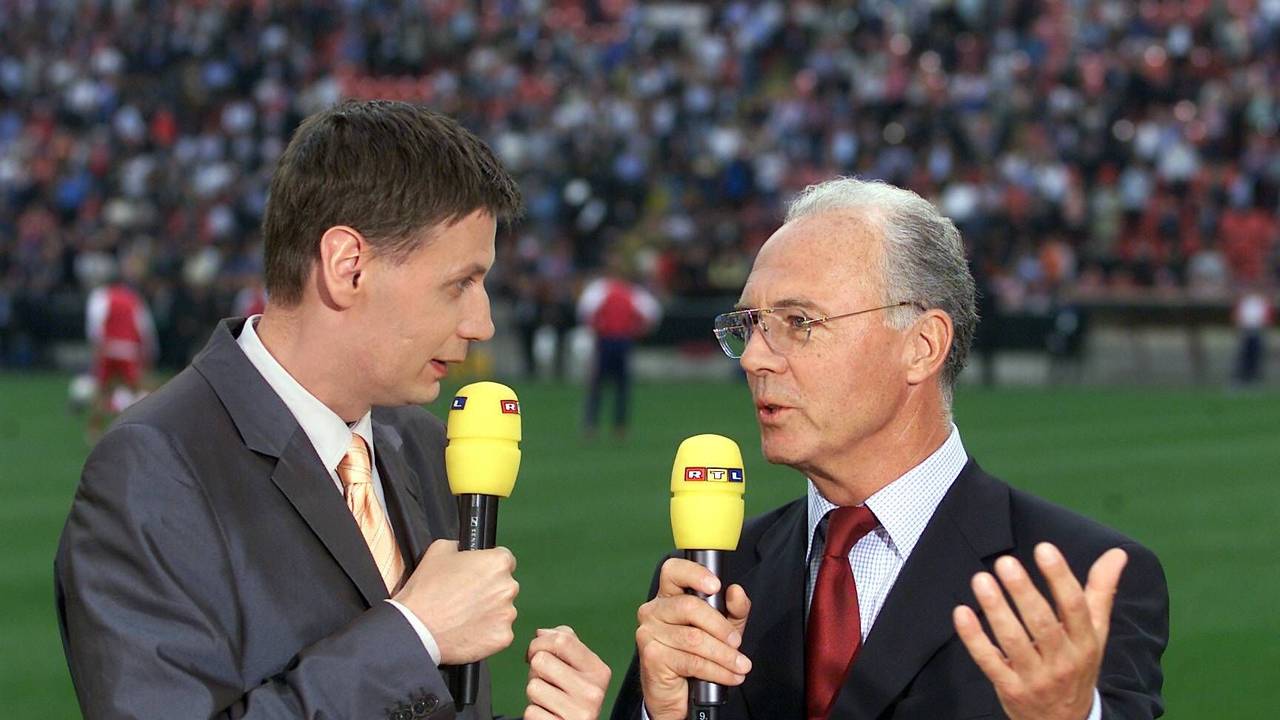 Günther Jauch (l.) und Franz Beckenbauer am 23. Mai 2001 vor dem Champions-League-Finale in Mailand mit RTL-Mikrofonen.